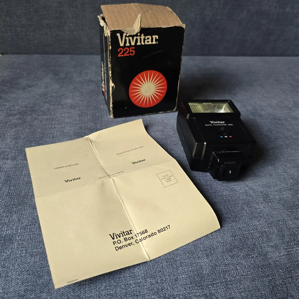 Vivitar Auto Thyristor 225 Flash w/ Box & Manual VTG Camera Accessory Untested